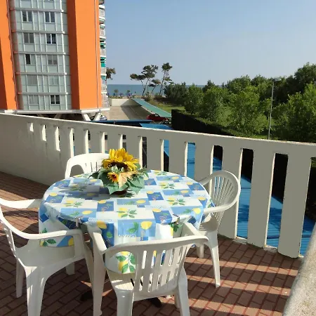 Apartamento Enjoy A Cozy With Large Terrace Porto Santa Margherita